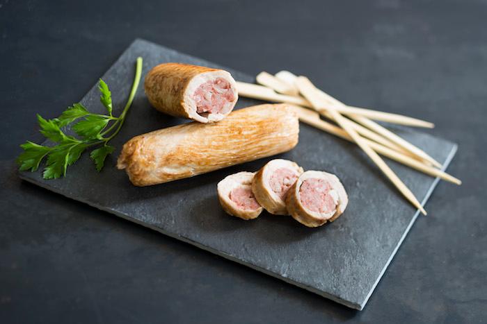 Ballotine de volaille croustillante aux arômes de beurre, ail et abricot Ballotine de volaille croustillante aux arômes de beurre, ail et abricot