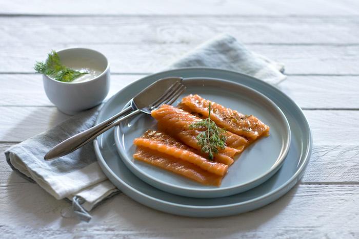 Saumon gravlax aux arômes rhum, cannelle et mandarine Saumon gravlax aux arômes rhum, cannelle et mandarine